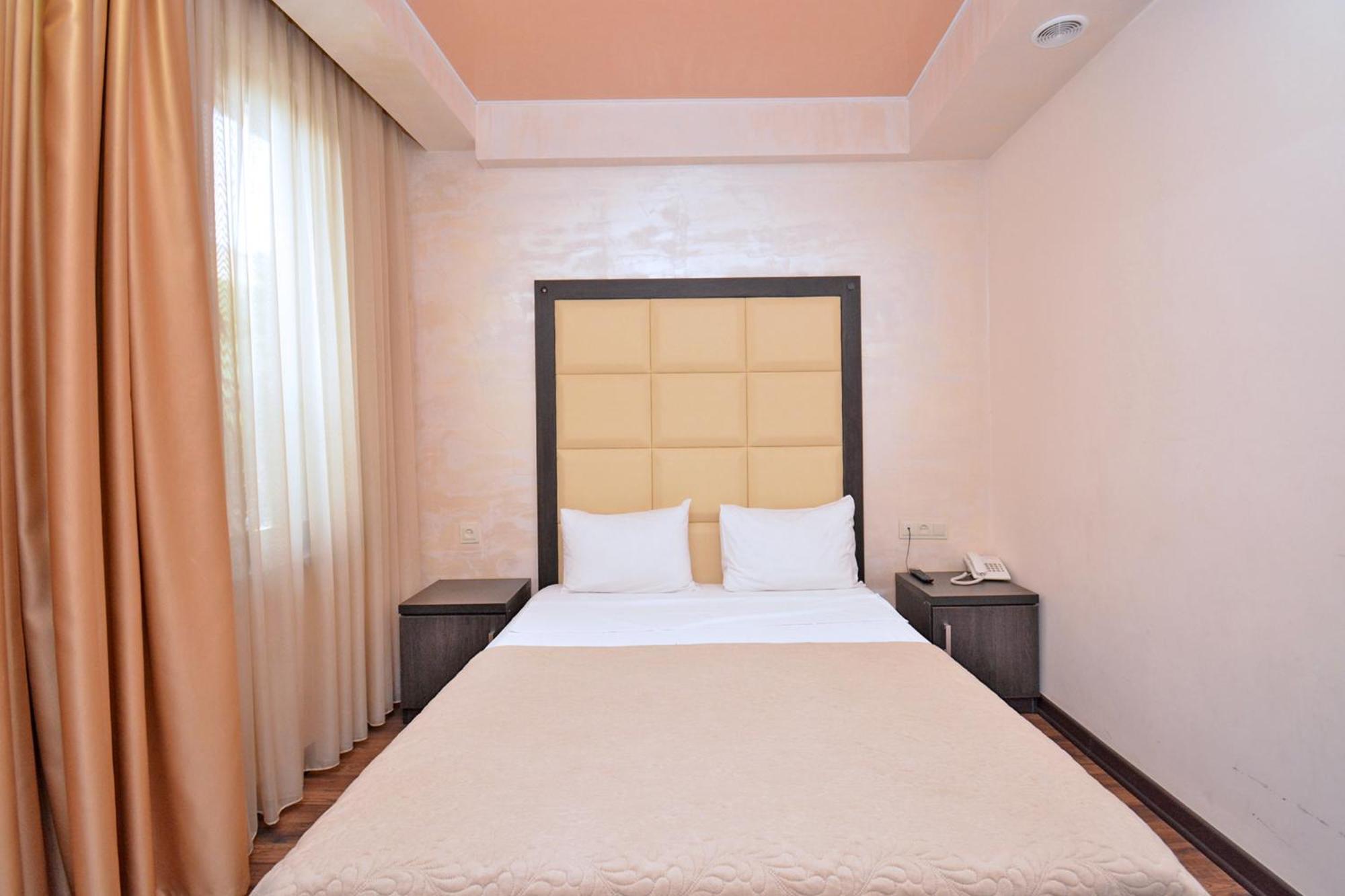 Hotel Partiez 예레반 외부 사진